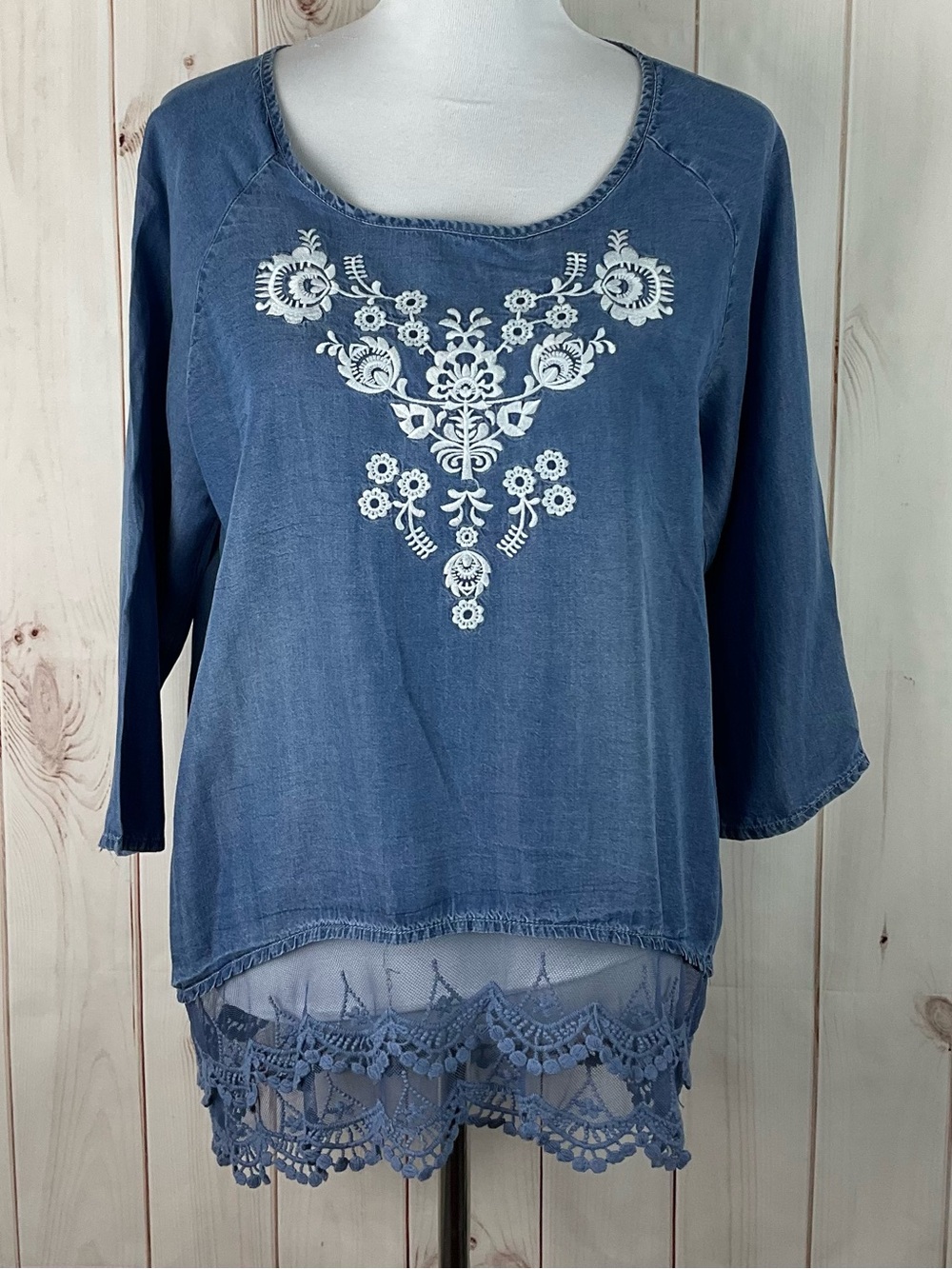 Cato Women’s Blue Chambray Embroidered Lace Hem 3/4 Sleeve Tunic Top Size M